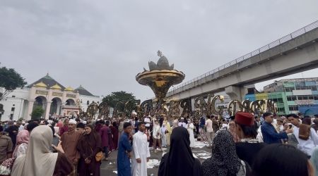 Ratusan Warga Palembang Padati Air Mancur Cempako Telok Usai Salat Id