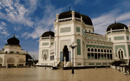 10 Masjid Bersejarah di Medan yang Wajib Dikunjungi, Jejak Islam dari Era Kesultanan hingga Modern