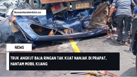 Truk Angkut Baja Ringan tak Kuat Nanjak di Prapat, Hantam Mobil Kijang