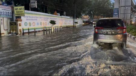 Palembang Dikepung Banjir usai Satu Jam Diguyur Hujan Deras dan Angin Kencang, Puluhan Motor Mogok