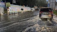 Palembang Dikepung Banjir usai Satu Jam Diguyur Hujan Deras dan Angin Kencang, Puluhan Motor Mogok
