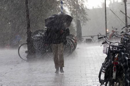 Waspada Cuaca Ekstrem! BMKG Prediksi Hujan Petir Guyur Sejumlah Kota Besar Hari Ini