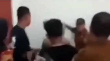 Ricuh! Lurah di Tapteng Adu Jotos dengan Warga Saat Bahas Bantuan Bencana, Kantor Camat Disegel