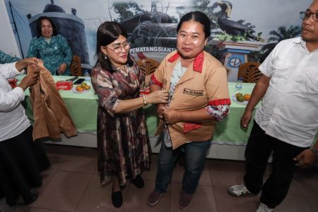 Ny Liswati Berikan Pembinaan dan Seragam Kader IVA Test Siantar Selatan, Siap Wakili Pematangsiantar di Lomba Provinsi