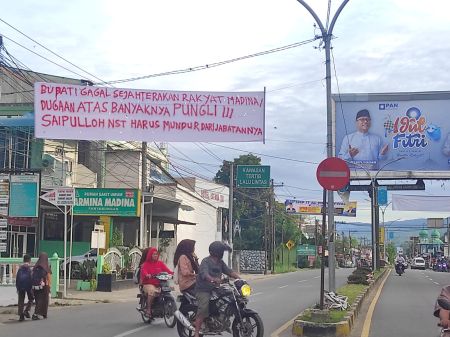 Muncul Spanduk Misterius, Berisi Desakan Bupati Madina Saipullah Mundur