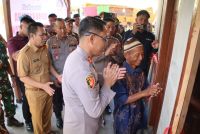 Kapolda Sumsel Serahkan Bantuan Rumah Layak Huni bagi Petani Lansia di OKU Timur
