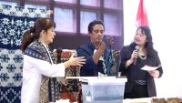 Produk Tenun Pewarna Alami Binaan Bakti BCA  Naik Kelas hingga Amsterdam