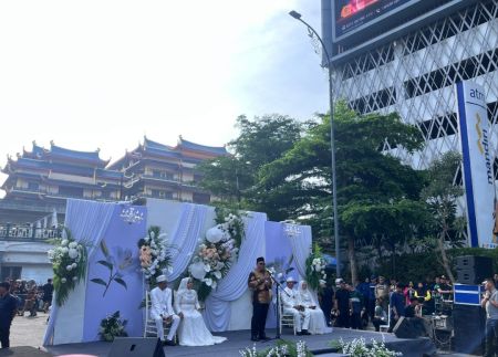 Wali Kota Rico Waas jadi Saksi Nikah Warga di Tengah Keramaian CFD Lapangan Merdeka