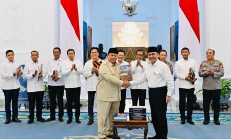 Prabowo Terima 10 Buku Reformasi Polri: Kompolnas Diperkuat, Kementerian Baru Dibatalkan