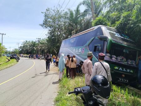 Bus ALS Tabrak Motor di Pasaman Barat, Satu Korban Tak Sadarkan Diri