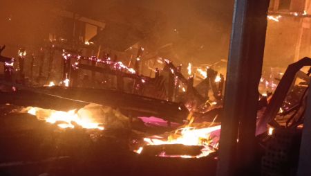 Kebakaran Hebat di 1 Ilir Palembang: 9 Rumah Panggung Hangus Dilalap Api