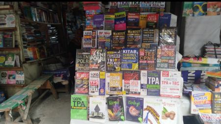 Menolak Punah! Eksistensi Pedagang Buku Titi Gantung Medan Bertahan Sejak 1980-an di Era Digital