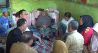 Bupati Tapsel Gus Irawan Jenguk Ibu Hamil yang Ditandu 30 KM, Ungkap Kendala Pembangunan Jalan