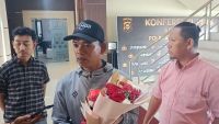 Polrestabes Palembang Ringkus Pelaku Rudapaksa di Gandus, Ayah Korban Beri Buket Bunga ke Polisi
