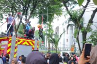 Wahana Flying Fox Gratis Damkar Sedot Antusiasme Warga di CFD Palembang