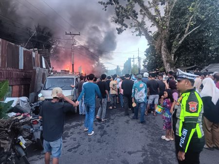Kebakaran Gudang di Simpang Simarsayang Padangsidimpuan, Satlantas Urai Kemacetan