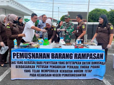 Kejari Pematangsiantar Musnahkan Barang Bukti 55 Perkara Tindak Pidana Umum