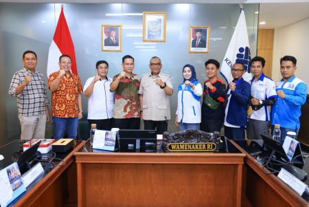 Fasilitasi Permasalahan Indomaret dan Pekerja, Wamenaker Tegaskan di Hari Libur Nasional Wajib Bayar Lembur