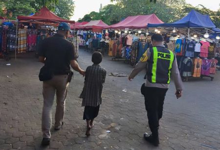 Polisi Antar Bocah Ngelem di Jembatan Ampera yang Viral ke Dinsos