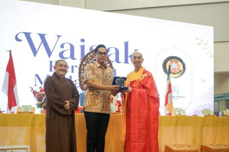 Peringati Hari Tri Suci Waisak, Wali Kota Medan Ajak Umat Buddha Pancarkan Cahaya Kebaikan