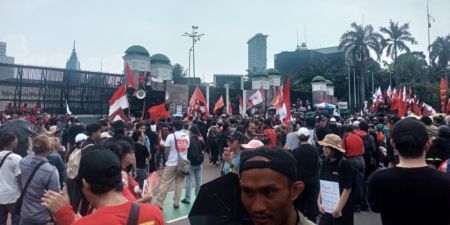 Pilih Jalur Parlemen, Aliansi Buruh dan Petani Suarakan Penolakan UU Cipta Kerja di Depan DPR ​