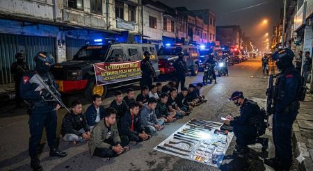 17 Pria Diamankan Satbrimob Polda Metro Jaya, Sajam hingga Narkoba Disita