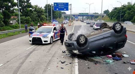 Mobil Pelaku Pembunuhan Wanita di Bogor Terguling Saat Dikejar Polisi, Sempat Kabur Kencang ke Arah Tol