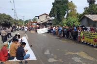 Tak Kunjung Diperbaiki, Warga Kwala Air Hitam Blokade Jalan Rusak: Gelar Doa Bersama