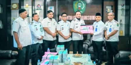 Dorong Peningkatan PAD, Wali Kota Padangsidimpuan Serahkan SPPT PBB 2026 ke Camat