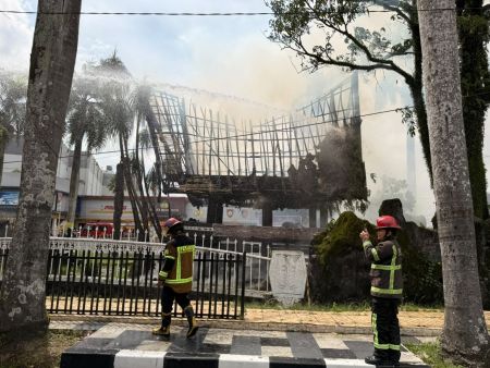 Rumah Adat di Monumen Sisingamangaraja Medan Terbakar, Diduga Korsleting Listrik