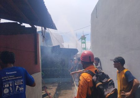 Dua Rumah di Permukiman Padat Denai Ludes Dilahap Api