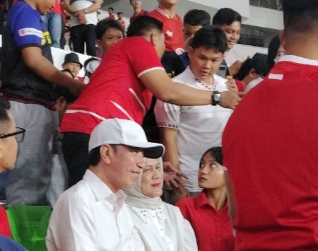Jokowi Ikut Bersorak Saat Laga Indonesia vs Vietnam di Stadion Utama Sumut