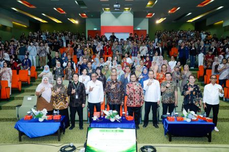 Wamenaker: Mahasiswa Harus Perkuat Kompetensi dan Sertifikasi untuk Hadapi Dunia Kerja