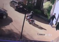 Aksi Pria Berhelm Hitam Bawa Kabur Motor di RS Bhayangkara Terekam CCTV