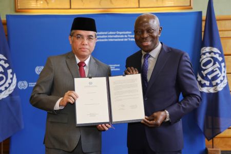 Menaker Serahkan Instrumen Asli Ratifikasi Konvensi ILO 188 kepada Dirjen ILO