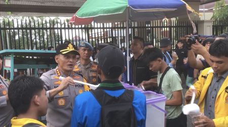 Usai Aksi Damai, Kapolrestabes Palembang Borong Jajanan Kaki Lima dan Bagikan Gratis ke Mahasiswa