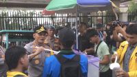 Usai Aksi Damai, Kapolrestabes Palembang Borong Jajanan Kaki Lima dan Bagikan Gratis ke Mahasiswa