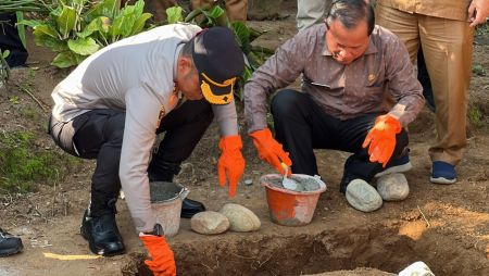 Polres OKU Selatan Bedah 11 Rumah Warga Korban Longsor dan Banjir