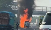 Truk Tangki Solar Terbakar, Diduga Dipicu Senggolan dengan Truk Kayu