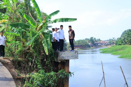 Tinjau Jalan Longsor di Pemulutan Barat, Cik Ujang Instruksikan Penyusunan Usulan Dana ke Gubernur Sumsel