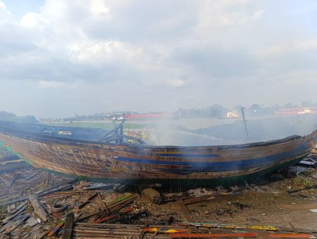 Sedang Diperbaiki, Kapal Jukung di Galangan Gandus Palembang Ludes Terbakar