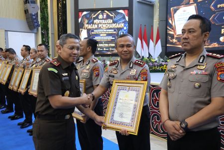 Kapolres Asahan Terima Piagam Penghargaan Pelayanan Prima dari Kapolri