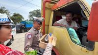 Satlantas Polres Toba Tertibkan Antrean BBM di SPBU Porsea, Pengendara Dibagikan Air Minum dan Camilan