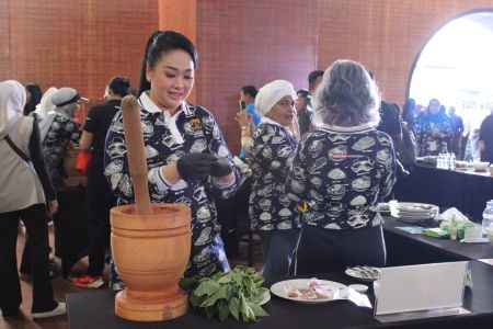 Airin Rico Waas Boyong Daun Ubi Tumbuk ke Level Kuliner Nasional