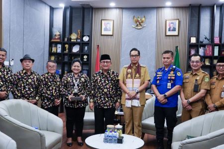 Terima Kain Ulos dari MPK Indonesia, Rico Waas Tegaskan Pendidikan Gerakan Bersama