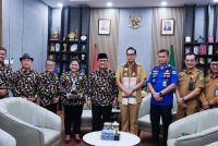 Terima Kain Ulos dari MPK Indonesia, Rico Waas Tegaskan Pendidikan Gerakan Bersama