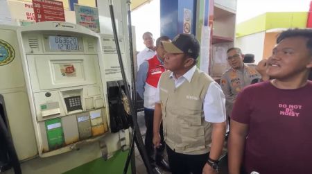 Herman Deru Tinjau SPBU di Paloba, Minta Pertamina Percepat Distribusi dan Tangani Antrean
