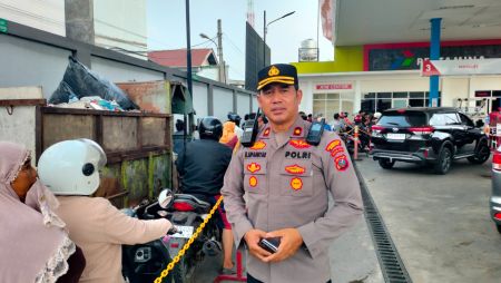 Kawal Mobil Tangki dari Belawan, Kapolsek Medan Helvetia Pastikan Stok BBM Aman