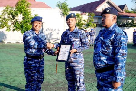 Danlanud Sjamsudin Noor Beri Penghargaan Dua Atlet PORAU