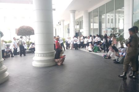 Pegawai Pemprov Sumut Berhamburan Akibat Gempa M 5,6 Aceh